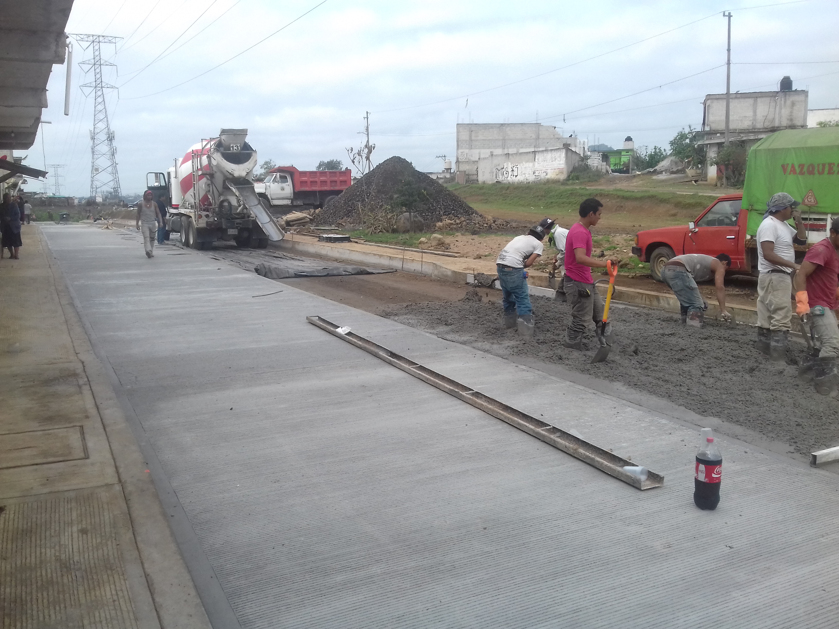 SUMINISTRO, COLOCACION Y TENDIDO DE CONCRETO DE 18 CMS. DE ESPESOR, CON RESISTENCIA A LA FLEXION (MODULO DE RUPTURA MR) IGUAL A 38 KG/CM2 CON ACELERANTE A 7 DIAS, REVENIMIENTO MAXIMO DE 10 CMS +/- 2.5 CMS. COLOCADO CON REGLA VIBRATORIA CON UN ANCHO MAXIMO DE PAVIMENTACION DE 7.00 MTS. 